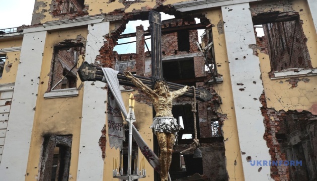 Лікарня під ударом, золоте розп’яття і спалення 