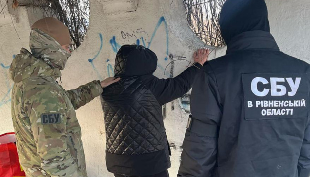 СБУ затримала російську агентку, яка готувала теракт біля ТЦК у Рівному СБУ затримала російську агентку, яка готувала теракт біля ТЦК у Рівному