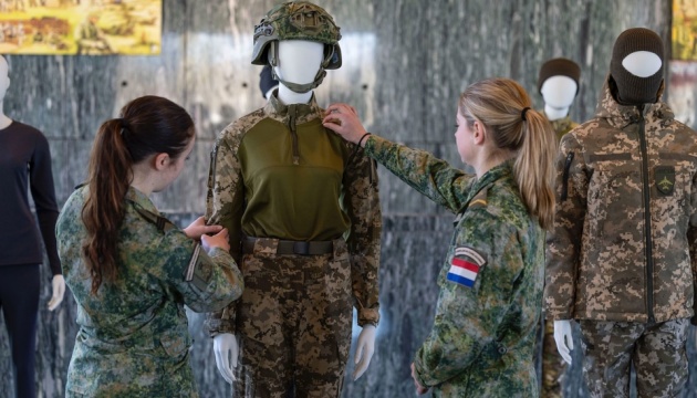 У Нідерландах презентували українську військову форму для жінок У Нідерландах презентували українську військову форму для жінок