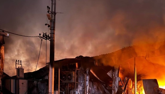 На Харківщині через нічну атаку ворожого БпЛА загинули троє людей, семеро поранені На Харківщині через нічну атаку ворожого БпЛА загинули троє людей, семеро поранені