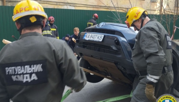У Києві дістали із провалля три автомобілі, роботи тривали понад п’ять годин У Києві дістали із провалля три автомобілі, роботи тривали понад п’ять годин