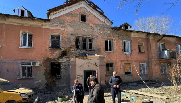 Ворог вдарив по центру Херсона, пошкоджений двоповерховий будинок Ворог вдарив по центру Херсона, пошкоджений двоповерховий будинок