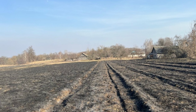 Росіяни скинули вибухівку з дрона у селі на Чернігівщині, загинула людина Росіяни скинули вибухівку з дрона у селі на Чернігівщині, загинула людина