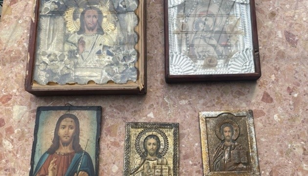 Громадянин Польщі намагався вивезти з України п'ять старовинних ікон - їх вилучили Громадянин Польщі намагався вивезти з України п'ять старовинних ікон - їх вилучили