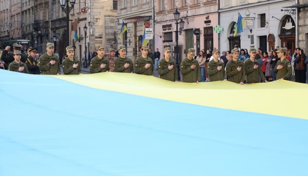 У Львові до Дня Державного Гімну розгорнули синьо-жовтий прапор У Львові до Дня Державного Гімну розгорнули синьо-жовтий прапор
