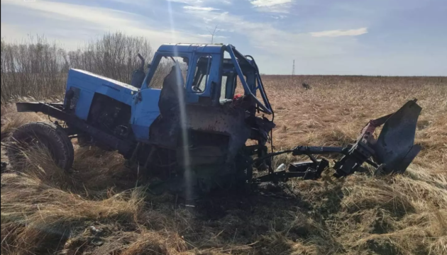 На Житомирщині трактор підірвався на вибухівці, водія госпіталізували На Житомирщині трактор підірвався на вибухівці, водія госпіталізували