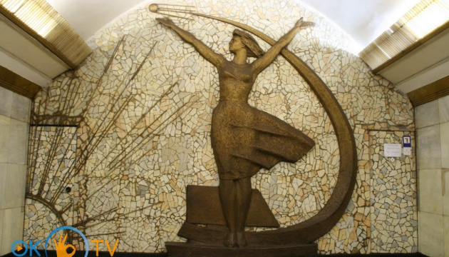 У столичному метро демонтувати комуністичну символіку залишилося на трьох станціях У столичному метро демонтувати комуністичну символіку залишилося на трьох станціях