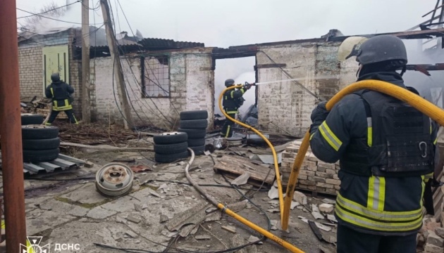 У Краматорську рятувальники ліквідували масштабну пожежу після російського обстрілу У Краматорську рятувальники ліквідували масштабну пожежу після російського обстрілу