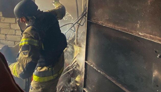 У Херсоні ліквідували пожежу у багатоповерхівці, спричинену обстрілом РФ У Херсоні ліквідували пожежу у багатоповерхівці, спричинену обстрілом РФ