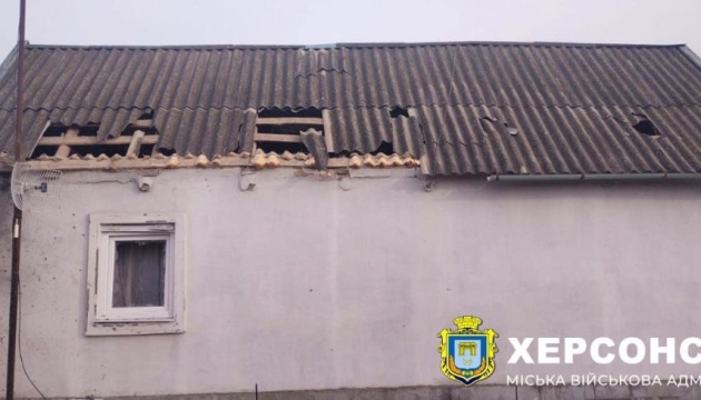 Війська РФ вдарили по житлових кварталах селища поблизу Херсона