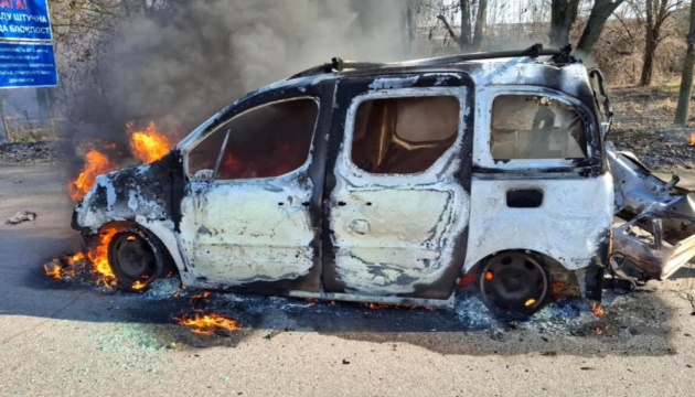 У Херсоні російський дрон атакував автомобіль телеком-оператора, є поранені У Херсоні російський дрон атакував автомобіль телеком-оператора, є поранені