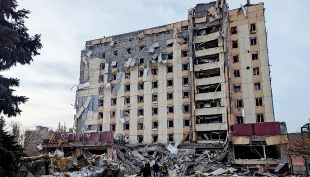 У Кривому Розі росіяни завдали удару по рятувальниках, які ліквідовували наслідки ранкової ракетної атаки У Кривому Розі росіяни завдали удару по рятувальниках, які ліквідовували наслідки ранкової ракетної атаки