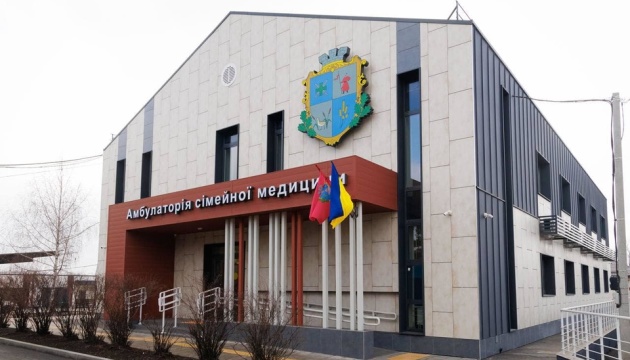 У Дергачах на Харківщині відновили зруйновану амбулаторію У Дергачах на Харківщині відновили зруйновану амбулаторію
