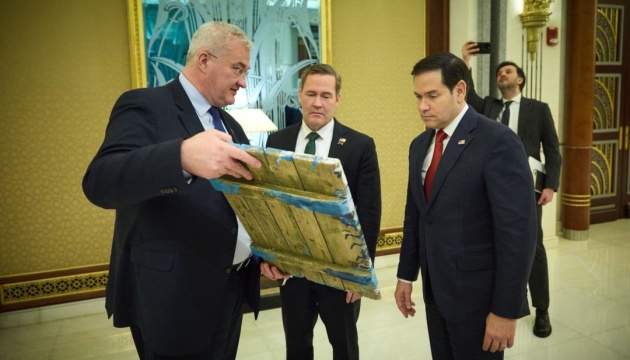 シビハ宇外相、弾薬箱の板に描かれたイコンを贈呈されたルビオ米国務長官の反応を伝える シビハ宇外相、弾薬箱の板に描かれたイコンを贈呈されたルビオ米国務長官の反応を伝える
