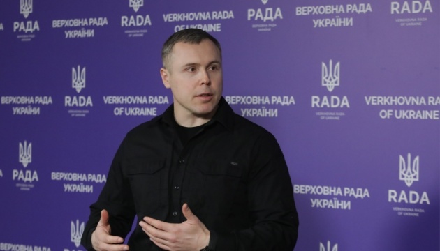 Le projet de loi sur les contrats des forces armées