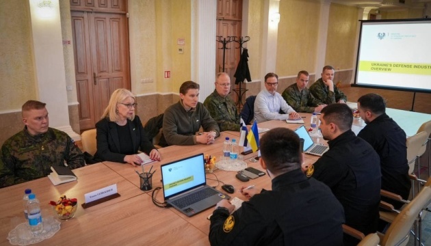 Ucrania y Finlandia planean fortalecer la cooperación en la industria de defensa