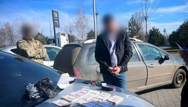 На Закарпатті начальник підрозділу ТРО за $10 тисяч перевів військового з фронту на посаду свого помічника На Закарпатті начальник підрозділу ТРО за $10 тисяч перевів військового з фронту на посаду свого помічника