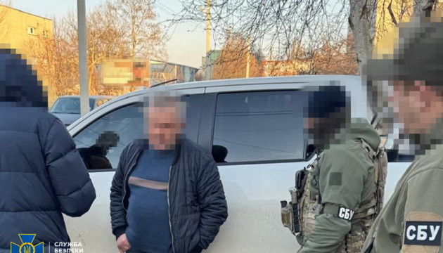 У Херсоні затримали депутата облради, який допоміг вивезти до РФ сто тонн української агропродукції У Херсоні затримали депутата облради, який допоміг вивезти до РФ сто тонн української агропродукції