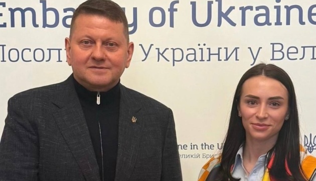 Залужний обговорив із представницею ДП «Документ» запуск паспортного сервісу у Британії Залужний обговорив із представницею ДП «Документ» запуск паспортного сервісу у Британії