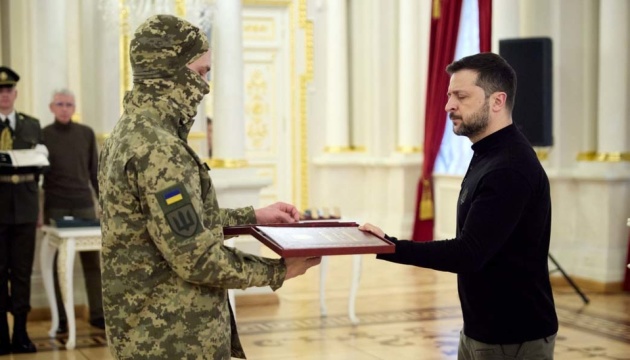 Президент нагородив захисників на честь Дня українського добровольця Президент нагородив захисників на честь Дня українського добровольця