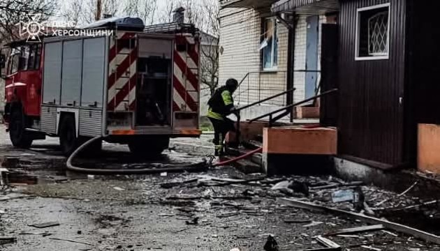 У Херсоні ворожі дрони влучили у багатоповерхівку - на кількох поверхах сталася пожежа У Херсоні ворожі дрони влучили у багатоповерхівку - на кількох поверхах сталася пожежа