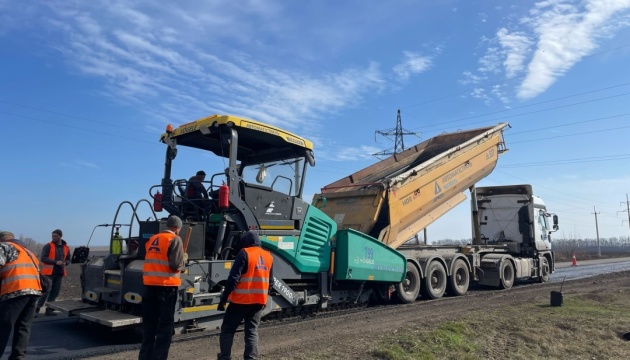 В Україні з початку року відремонтували понад 200 тисяч квадратних метрів доріг В Україні з початку року відремонтували понад 200 тисяч квадратних метрів доріг