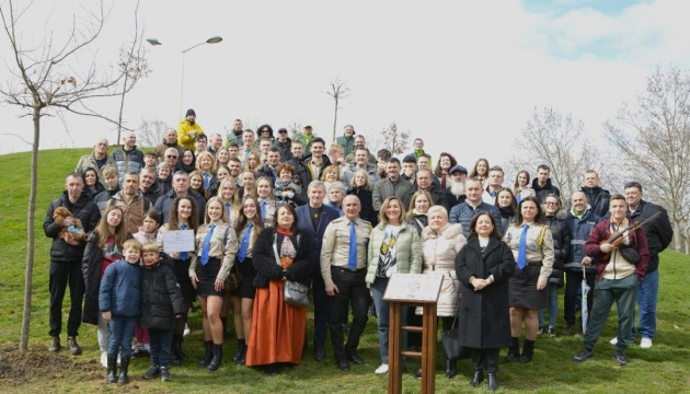 Поблизу Мадрида висадили дубову алею, присвячену 100-літтю Спілки української молоді Поблизу Мадрида висадили дубову алею, присвячену 100-літтю Спілки української молоді