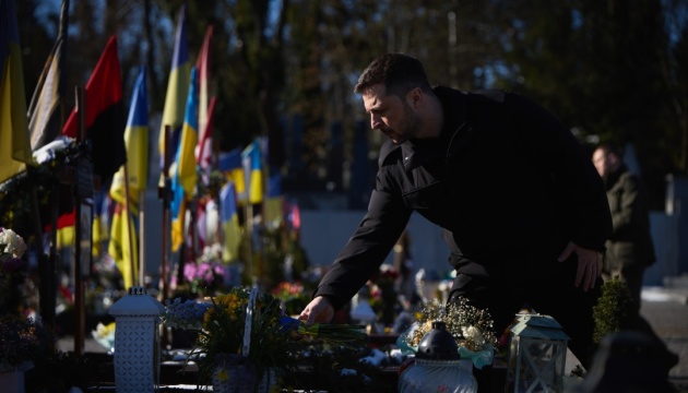 Zelensky honra en Lviv la memoria de los defensores caídos Zelensky honra en Lviv la memoria de los defensores caídos