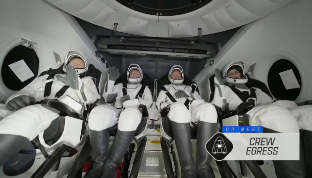 Астронавти NASA повернулися на Землю після кількох позапланових місяців у космосі Астронавти NASA повернулися на Землю після кількох позапланових місяців у космосі