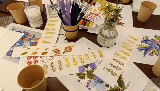 В українському кафе в Токіо відбувся майстер-клас з петриківського розпису