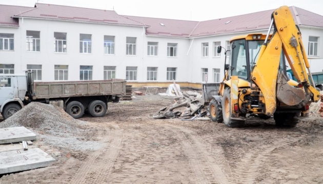 У Малині на Житомирщині відновлюють три освітні заклади, пошкоджені російськими обстрілами У Малині на Житомирщині відновлюють три освітні заклади, пошкоджені російськими обстрілами
