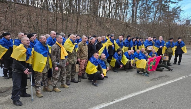 175 et 22 soldats ukrainiens libérés : l’un des plus grands échanges de prisonniers 