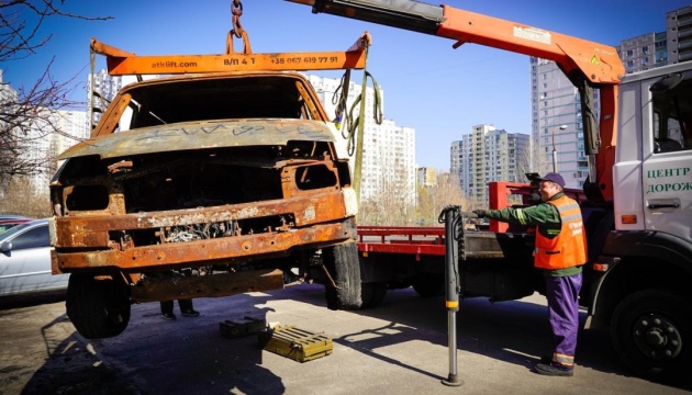 З вулиць Києва прибирають автомобілі, пошкоджені війною - КМВА