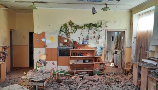 Росіяни вдарили по двох районах Херсона - поранена жінка, пошкоджений дитсадок Росіяни вдарили по двох районах Херсона - поранена жінка, пошкоджений дитсадок
