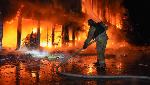 Guerre en Ukraine : Trois adolescents blessés, un centre commercial et des magasins ravagés par le feu après une attaque massive russe sur Odessa 