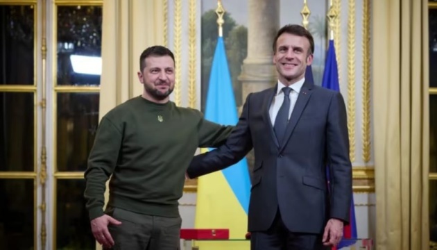 Emmanuel Macron recevra Volodymyr Zelensky demain soir à l’Élysée 