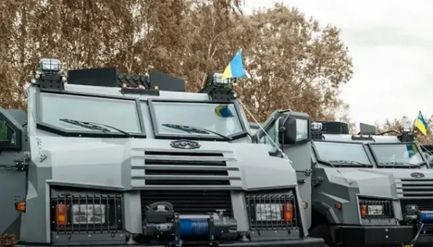 Міноборони цьогоріч уклало контракти з 12 українськими виробниками зброї майже на ₴130 мільярдів Міноборони цьогоріч уклало контракти з 12 українськими виробниками зброї майже на ₴130 мільярдів