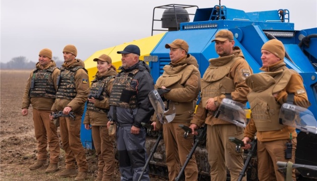100 метрів за півтори хвилини: в Україні випробовують нову машину для розмінування 100 метрів за півтори хвилини: в Україні випробовують нову машину для розмінування