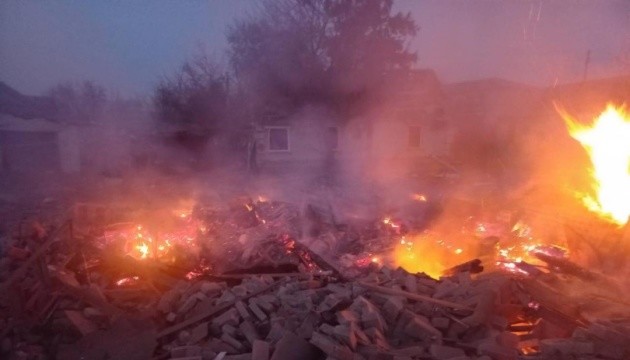 У Краснопіллі на Сумщині внаслідок авіаудару зруйнований будинок, є постраждалий У Краснопіллі на Сумщині внаслідок авіаудару зруйнований будинок, є постраждалий