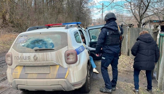 З Краснопілля поліцейські вивезли сімох цивільних, серед евакуйованих - двоє дітей З Краснопілля поліцейські вивезли сімох цивільних, серед евакуйованих - двоє дітей