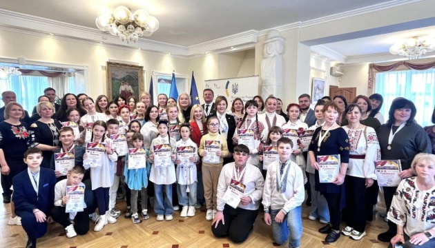 До посольства в Чехії завітали юні українські таланти