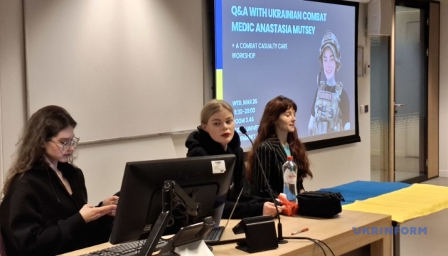 У Нідерландах бойова медикиня з України провела воркшоп у Лейденському університеті