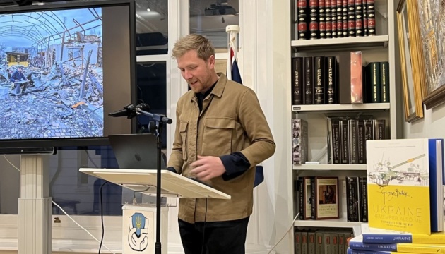 Ілюстратор Джордж Батлер презентував в українській бібліотеці у Лондоні книгу про війну в Україні Ілюстратор Джордж Батлер презентував в українській бібліотеці у Лондоні книгу про війну в Україні
