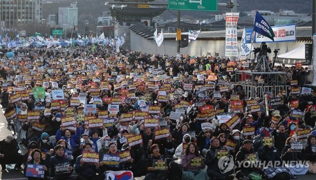 У Сеулі десятки тисяч людей вийшли на мітинги прибічників і незгодних з імпічментом президента