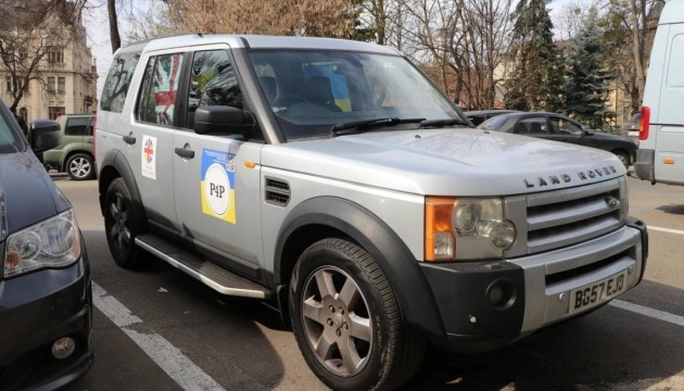 Voluntarios británicos entregan 23 vehículos todoterreno a defensores ucranianos