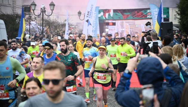 На Закарпатті близько тисячі охочих взяли участь у благодійному забігу