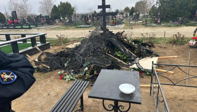 У Криму підпалили могили російського пропагандиста і ще трьох загарбників