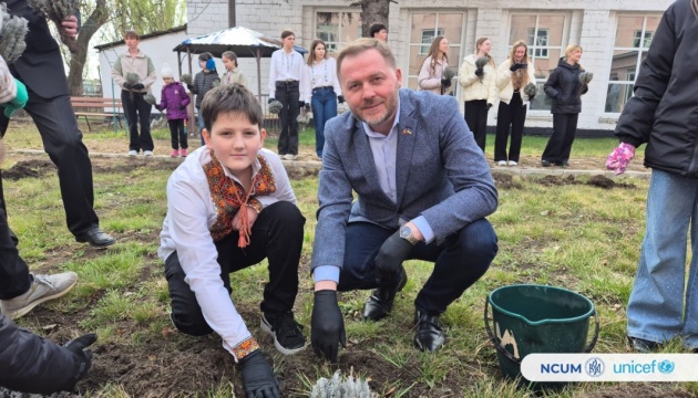 Представники громади висадили лаванду на знак єдності між дітьми України та Молдови