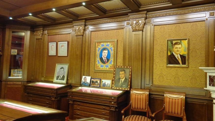 «Кімната слави» Януковича у Межигір’ї. Фото: ТСН «Кімната слави» Януковича у Межигір’ї. Фото: ТСН