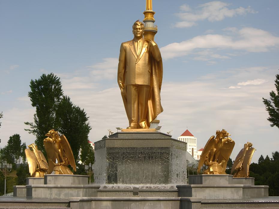 «Ясновельможний» Туркменбаші в Турменістані повсюди. Фото: Георгій Красіков, brodiahy.org.ua «Ясновельможний» Туркменбаші в Турменістані повсюди. Фото: Георгій Красіков, brodiahy.org.ua